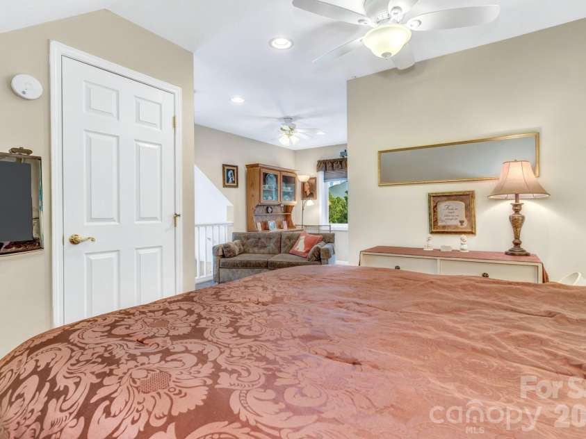 305 Majestic Mountain Drive, Burnsville, NC 28714.  MLS# CAR4388956, YatesRealty ID 14727. 