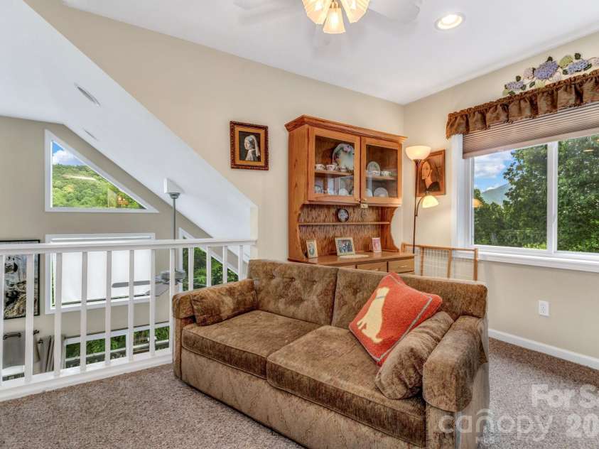 305 Majestic Mountain Drive, Burnsville, NC 28714.  MLS# CAR4388956, YatesRealty ID 14727. 