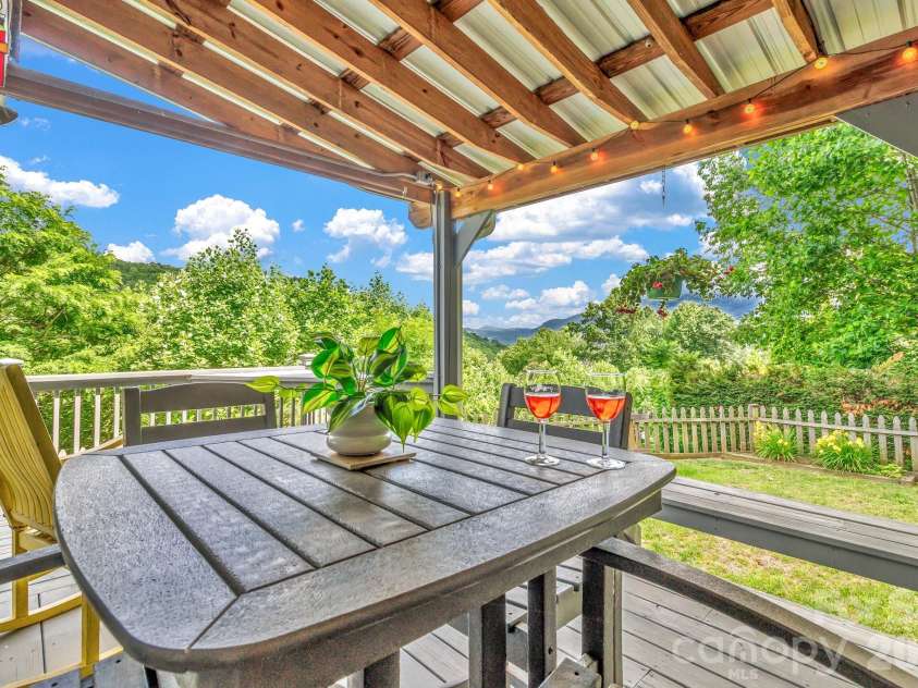 305 Majestic Mountain Drive, Burnsville, NC 28714.  MLS# CAR4388956, YatesRealty ID 14727. 