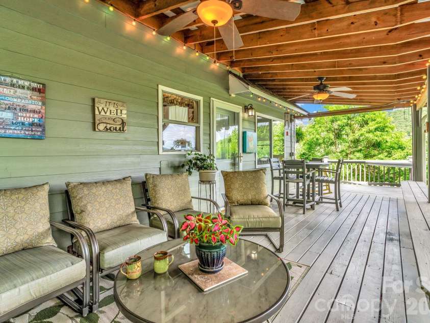 305 Majestic Mountain Drive, Burnsville, NC 28714.  MLS# CAR4388956, YatesRealty ID 14727. 