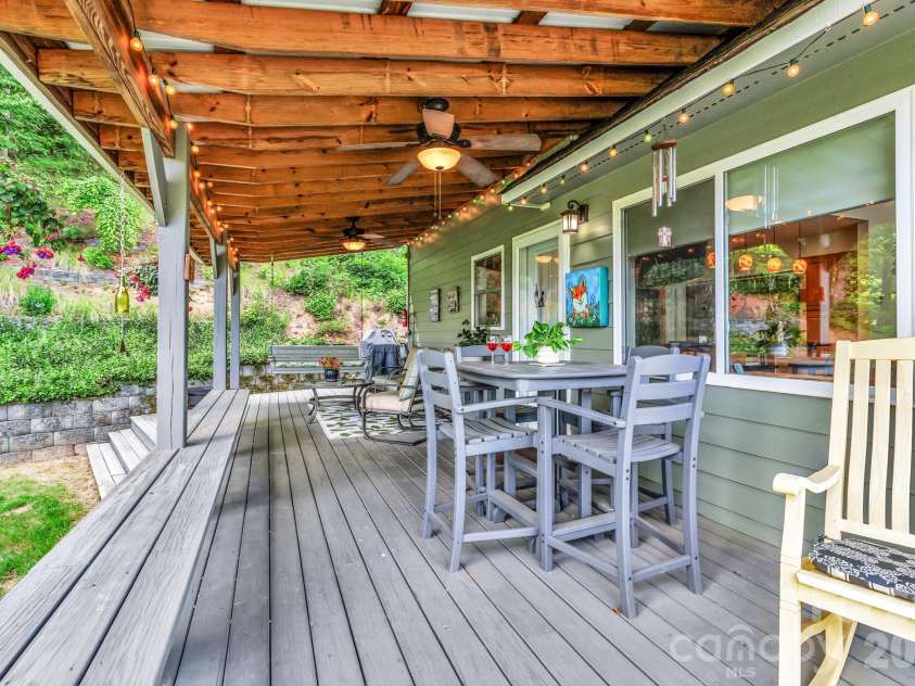 305 Majestic Mountain Drive, Burnsville, NC 28714.  MLS# CAR4388956, YatesRealty ID 14727. 