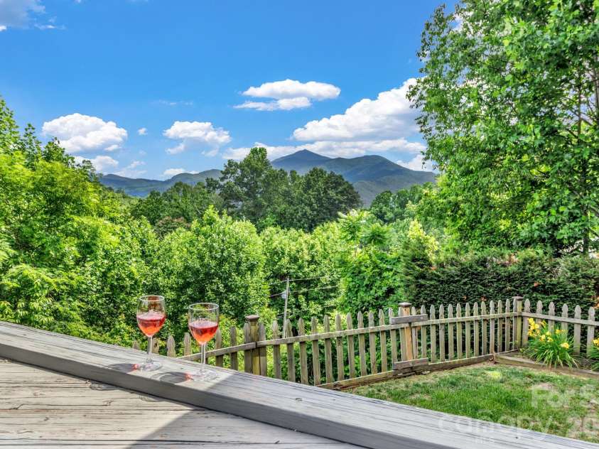 305 Majestic Mountain Drive, Burnsville, NC 28714.  MLS# CAR4388956, YatesRealty ID 14727. 