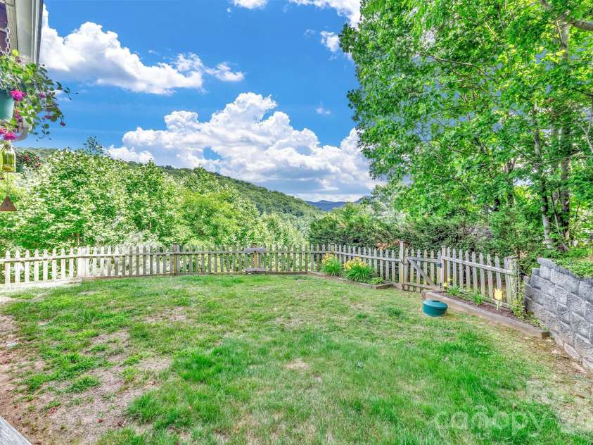 305 Majestic Mountain Drive, Burnsville, NC 28714.  MLS# CAR4388956, YatesRealty ID 14727. 