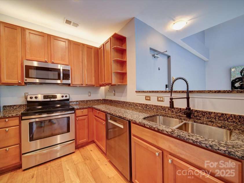 650 Raphael Place, Charlotte, NC 28205.  MLS# CAR4248746, YatesRealty ID 14727. 