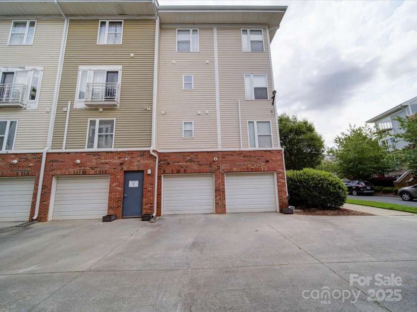 650 Raphael Place, Charlotte, NC 28205.  MLS# CAR4248746, YatesRealty ID 14727. 