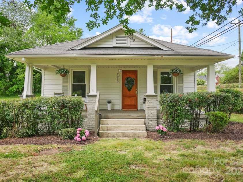 1000 Oakshade Avenue, Kannapolis, NC 28083.  MLS# CAR4256703, YatesRealty ID 14728. Welcome Home!