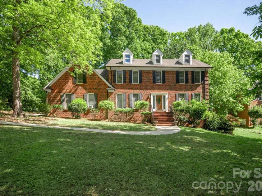 8149 Shannon Woods Lane, Matthews, NC 28104.  MLS# CAR4371130, YatesRealty ID 14728. 