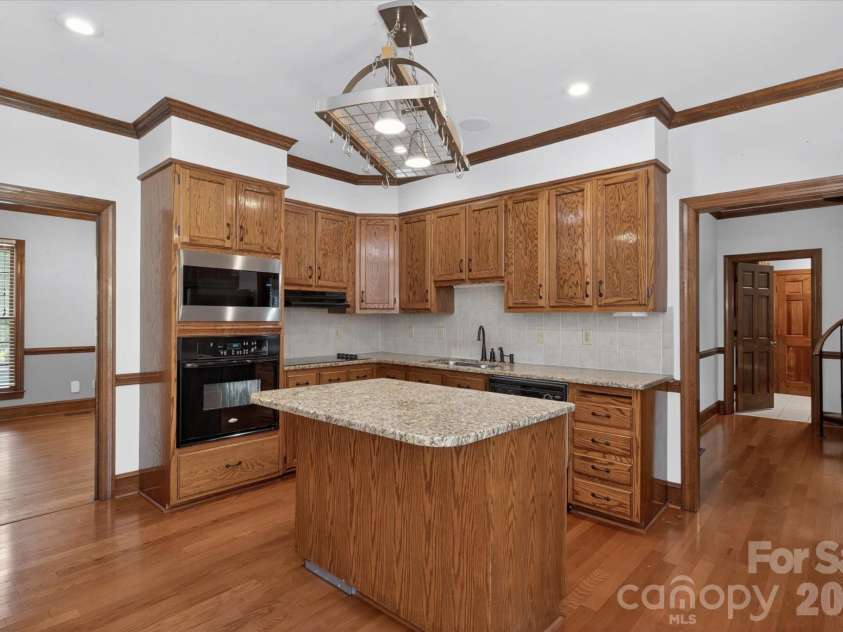 8149 Shannon Woods Lane, Matthews, NC 28104.  MLS# CAR4371130, YatesRealty ID 14728. Kitchen