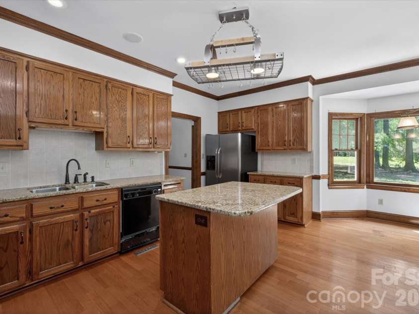 8149 Shannon Woods Lane, Matthews, NC 28104.  MLS# CAR4371130, YatesRealty ID 14728. Kitchen