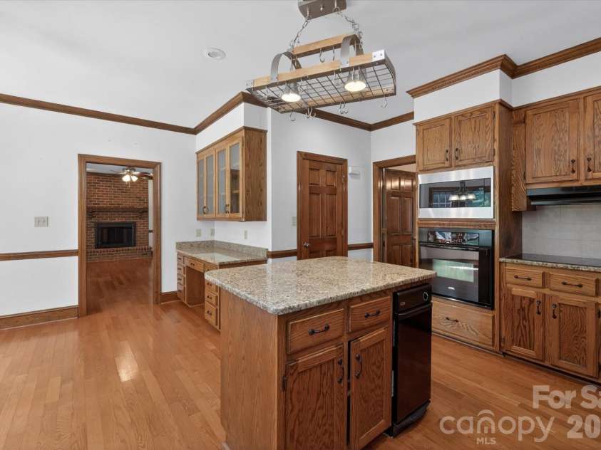 8149 Shannon Woods Lane, Matthews, NC 28104.  MLS# CAR4371130, YatesRealty ID 14728. Kitchen