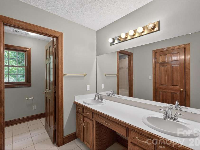 8149 Shannon Woods Lane, Matthews, NC 28104.  MLS# CAR4371130, YatesRealty ID 14728. Primary Bath