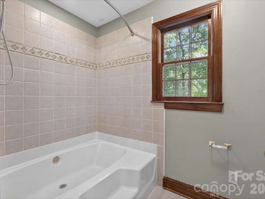 8149 Shannon Woods Lane, Matthews, NC 28104.  MLS# CAR4371130, YatesRealty ID 14728. Primary Bath