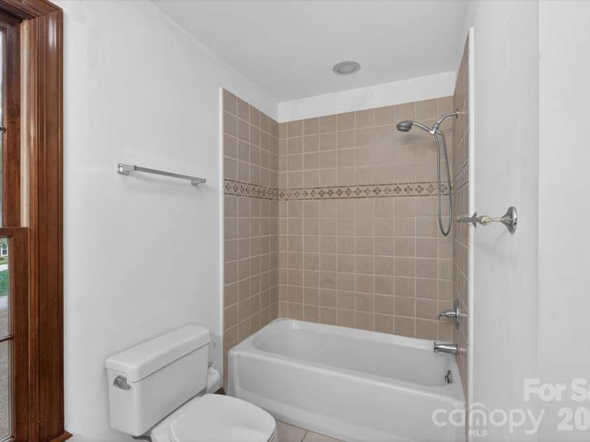 8149 Shannon Woods Lane, Matthews, NC 28104.  MLS# CAR4371130, YatesRealty ID 14728. Shared Bath