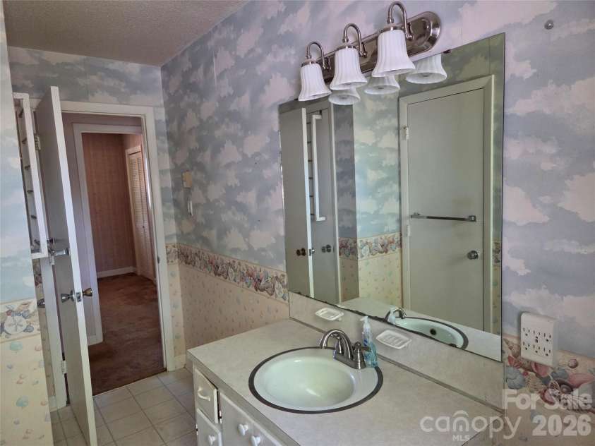 2309 24th Avenue, Hickory, NC 28601.  MLS# CAR4372707, YatesRealty ID 14731. Full bathroom