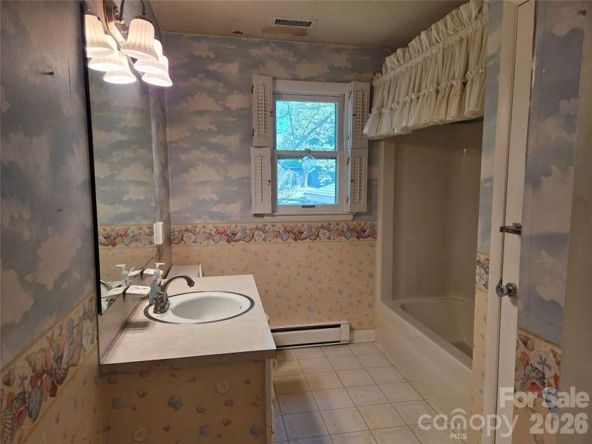 2309 24th Avenue, Hickory, NC 28601.  MLS# CAR4372707, YatesRealty ID 14731. Full bathroom