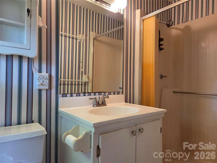 2309 24th Avenue, Hickory, NC 28601.  MLS# CAR4372707, YatesRealty ID 14731. Primary full bathroom