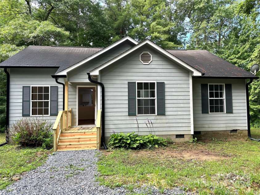 1482 Humpback Mountain Road, Spruce Pine, NC 28777.  MLS# CAR4160695, YatesRealty ID 14734. 