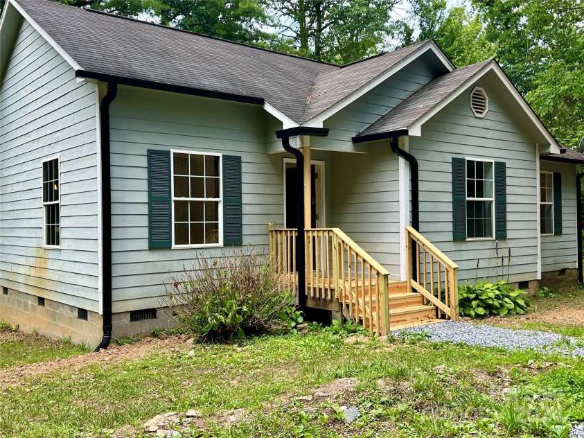 1482 Humpback Mountain Road, Spruce Pine, NC 28777.  MLS# CAR4160695, YatesRealty ID 14734. 