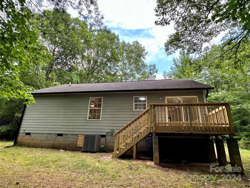 1482 Humpback Mountain Road, Spruce Pine, NC 28777.  MLS# CAR4160695, YatesRealty ID 14734. 