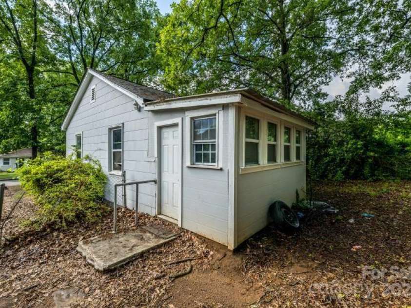 2905 Grimes Street, Charlotte, NC 28206.  MLS# CAR4257455, YatesRealty ID 14735. 