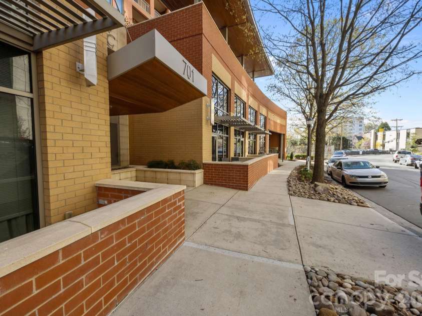 701 Royal Court, Charlotte, NC 28202.  MLS# CAR4355029, YatesRealty ID 14737. 