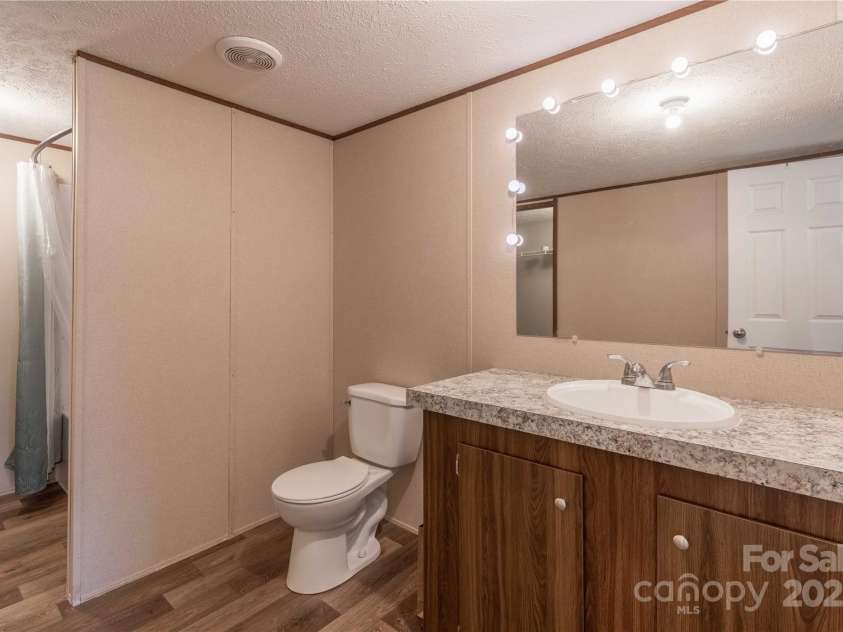 105 Peridot Drive, Statesville, NC 28625.  MLS# CAR4258509, YatesRealty ID 14739. Primary En-Suite Bath