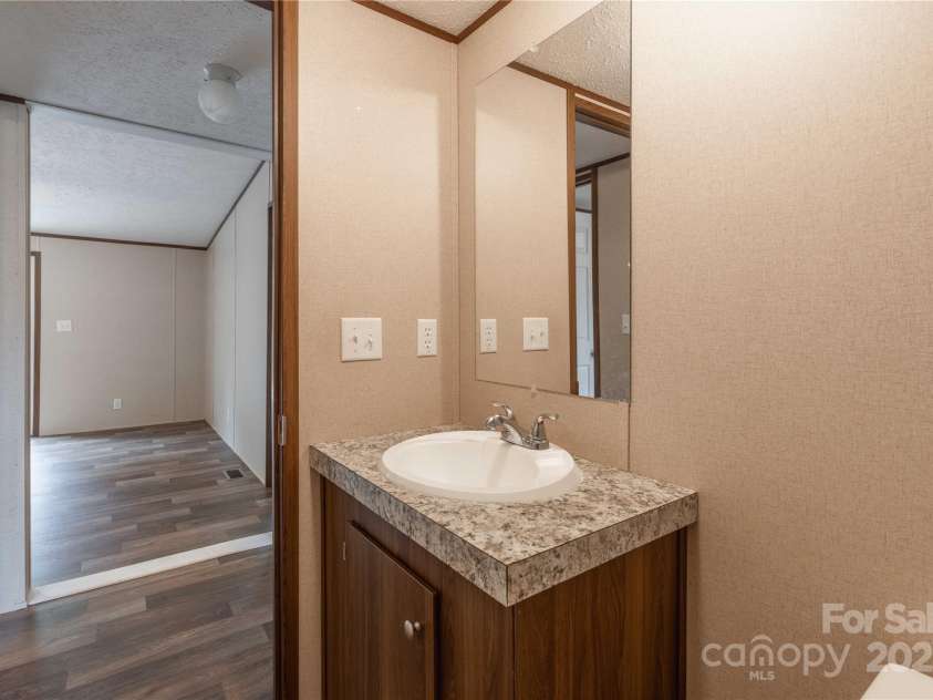 105 Peridot Drive, Statesville, NC 28625.  MLS# CAR4258509, YatesRealty ID 14739. Secondary Bath