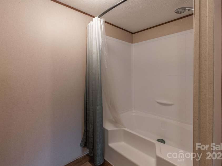 105 Peridot Drive, Statesville, NC 28625.  MLS# CAR4258509, YatesRealty ID 14739. Tub/Shower