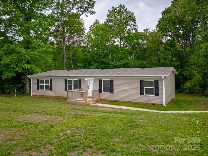 105 Peridot Drive, Statesville, NC 28625.  MLS# CAR4258509, YatesRealty ID 14739. Welcome to 105 Peridot Rd!