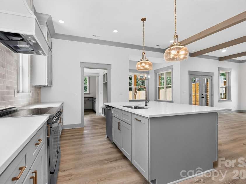 1617 Parson Street, Charlotte, NC 28205.  MLS# CAR4410956, YatesRealty ID 14739. LARGE KITCHEN ISLAND