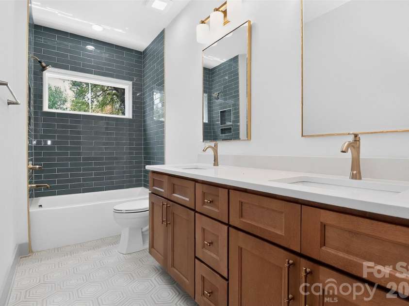 1617 Parson Street, Charlotte, NC 28205.  MLS# CAR4410956, YatesRealty ID 14739. UPPER LEVEL FULL BATHROOM
