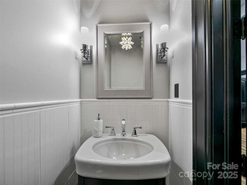 10 Patton Avenue, Asheville, NC 28801.  MLS# CAR4178413, YatesRealty ID 1474. Apartment bath