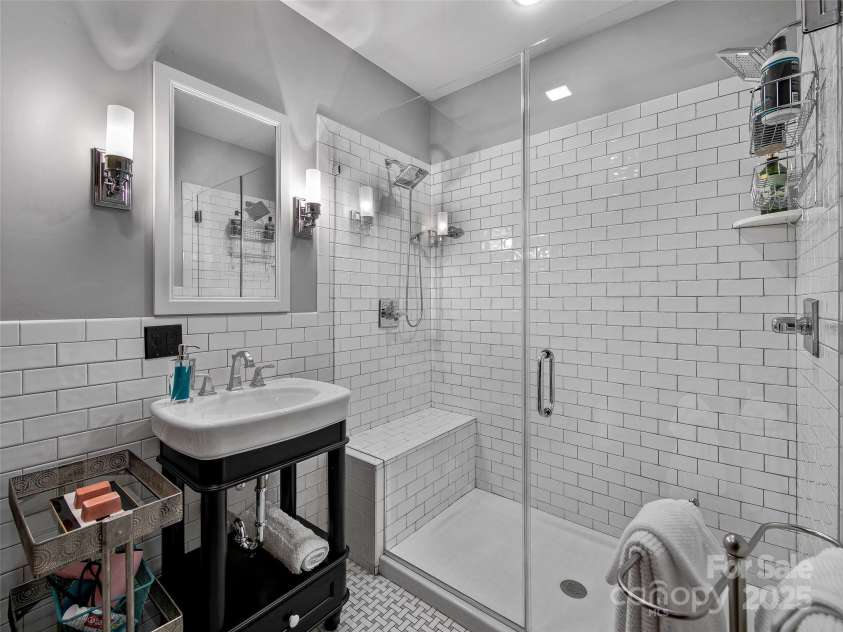 10 Patton Avenue, Asheville, NC 28801.  MLS# CAR4178413, YatesRealty ID 1474. Apartment full bath