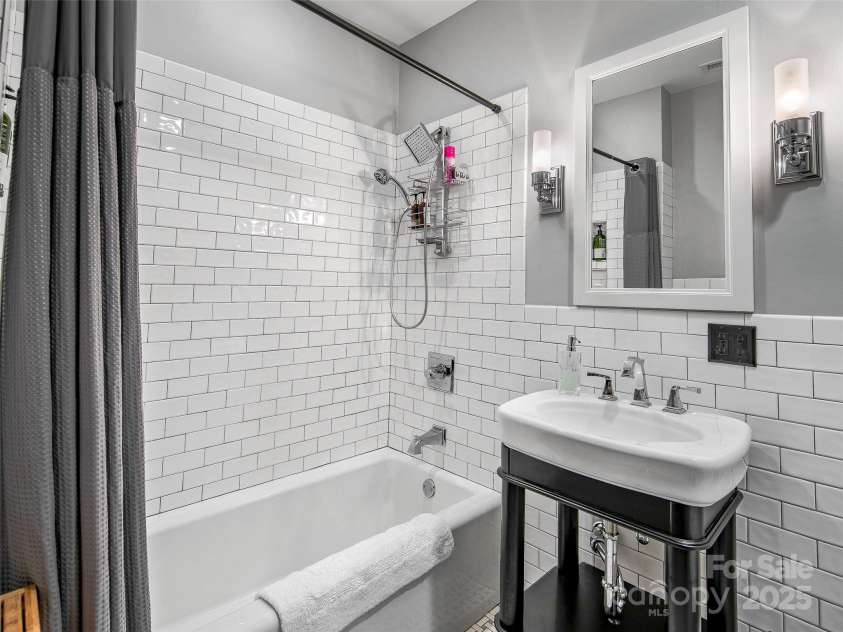 10 Patton Avenue, Asheville, NC 28801.  MLS# CAR4178413, YatesRealty ID 1474. Apartment full bath