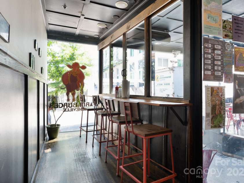 10 Patton Avenue, Asheville, NC 28801.  MLS# CAR4178413, YatesRealty ID 1474. Outdoor dining