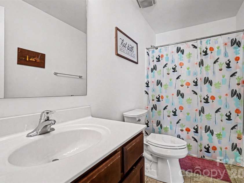 2419 Impatien Drive, Charlotte, NC 28215.  MLS# CAR4355109, YatesRealty ID 14740. 2nd Bathroom