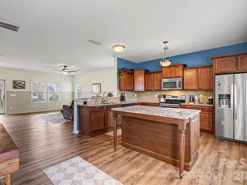 2419 Impatien Drive, Charlotte, NC 28215.  MLS# CAR4355109, YatesRealty ID 14740. 
