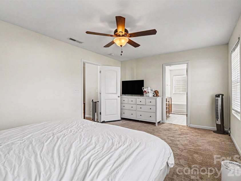 2419 Impatien Drive, Charlotte, NC 28215.  MLS# CAR4355109, YatesRealty ID 14740. 