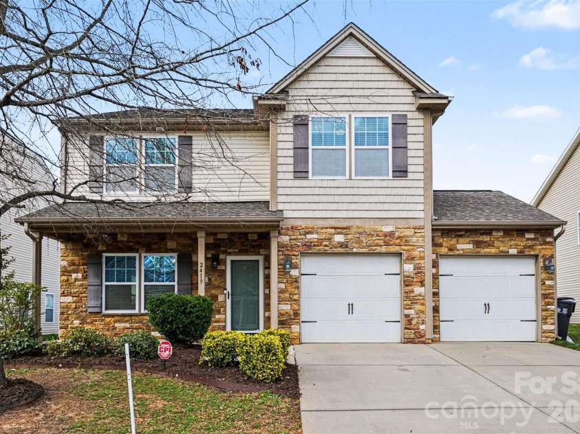 2419 Impatien Drive, Charlotte, NC 28215.  MLS# CAR4355109, YatesRealty ID 14740. Front porch