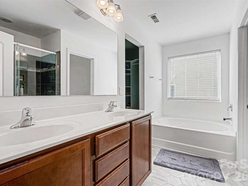 2419 Impatien Drive, Charlotte, NC 28215.  MLS# CAR4355109, YatesRealty ID 14740. Primary Bathroom