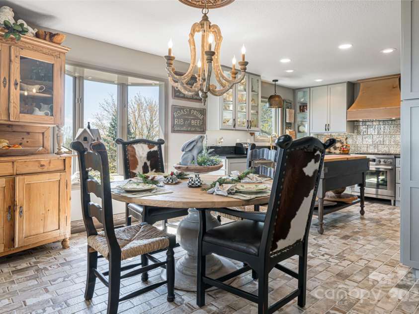 704 Fleetwood Plaza, Hendersonville, NC 28739.  MLS# CAR4246743, YatesRealty ID 14741. Dining area