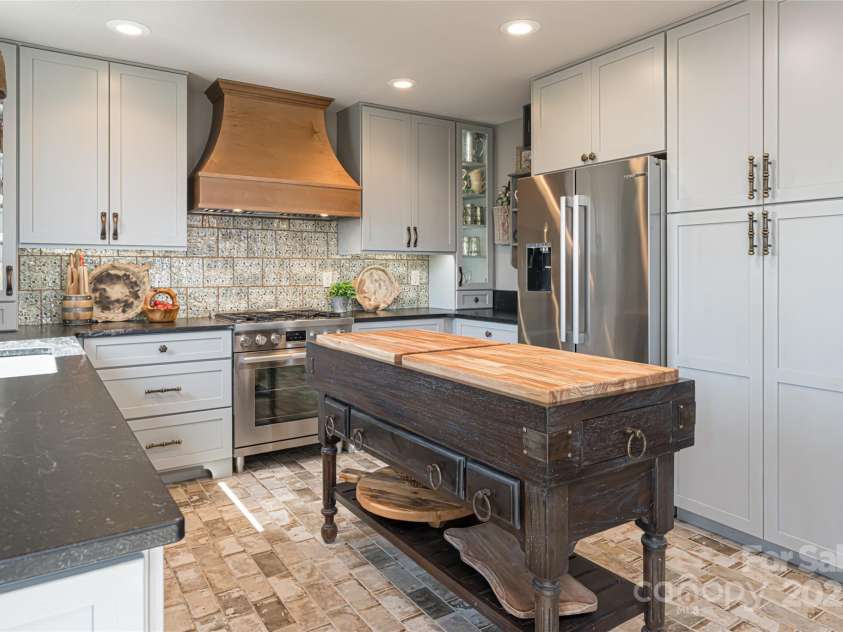 704 Fleetwood Plaza, Hendersonville, NC 28739.  MLS# CAR4246743, YatesRealty ID 14741. Kitchen