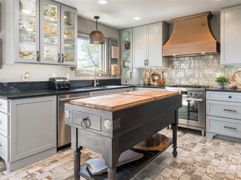 704 Fleetwood Plaza, Hendersonville, NC 28739.  MLS# CAR4246743, YatesRealty ID 14741. Kitchen