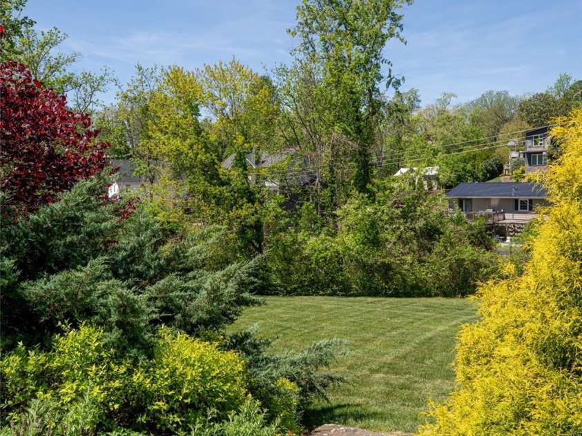 38 Pine Acre Boulevard, Asheville, NC 28804.  MLS# CAR4371915, YatesRealty ID 14750. Garden Paths