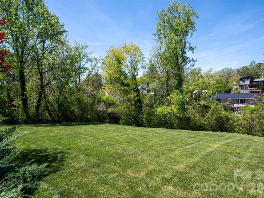 38 Pine Acre Boulevard, Asheville, NC 28804.  MLS# CAR4371915, YatesRealty ID 14750. Large Level Yard