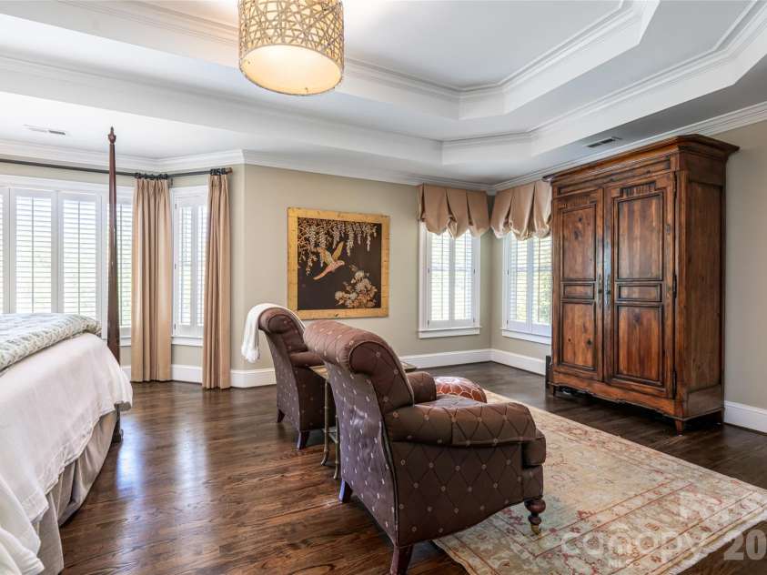 38 Pine Acre Boulevard, Asheville, NC 28804.  MLS# CAR4371915, YatesRealty ID 14750. Large Primary Suite