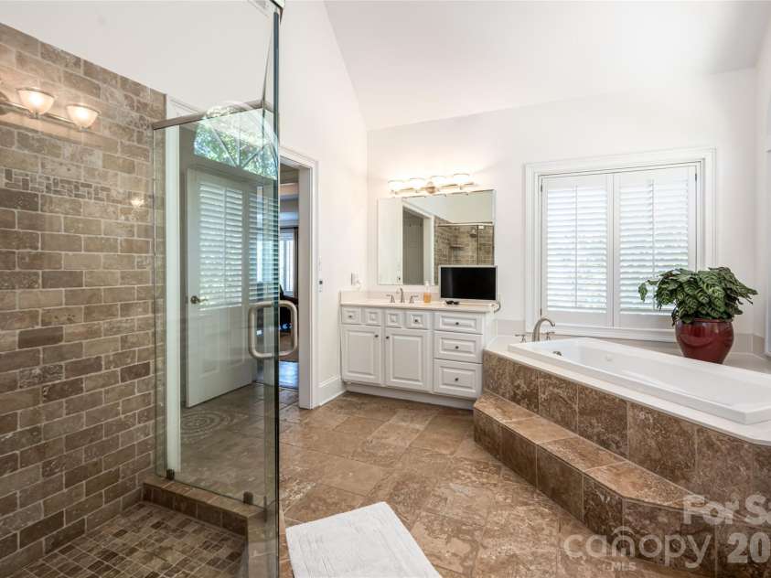 38 Pine Acre Boulevard, Asheville, NC 28804.  MLS# CAR4371915, YatesRealty ID 14750. Separate Shower and Tub