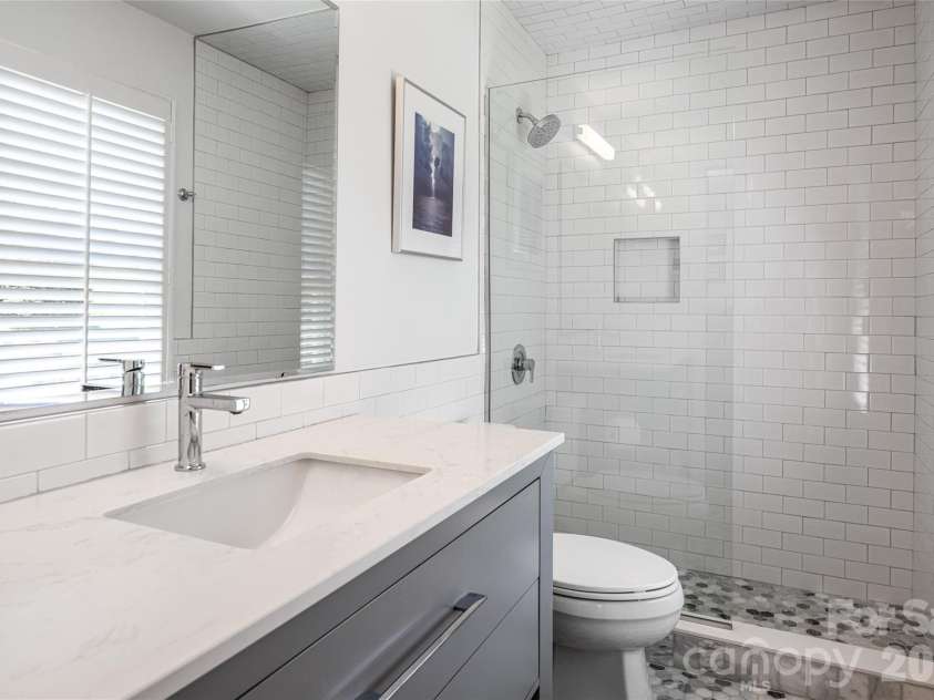 38 Pine Acre Boulevard, Asheville, NC 28804.  MLS# CAR4371915, YatesRealty ID 14750. Updated Guest Suite Bath