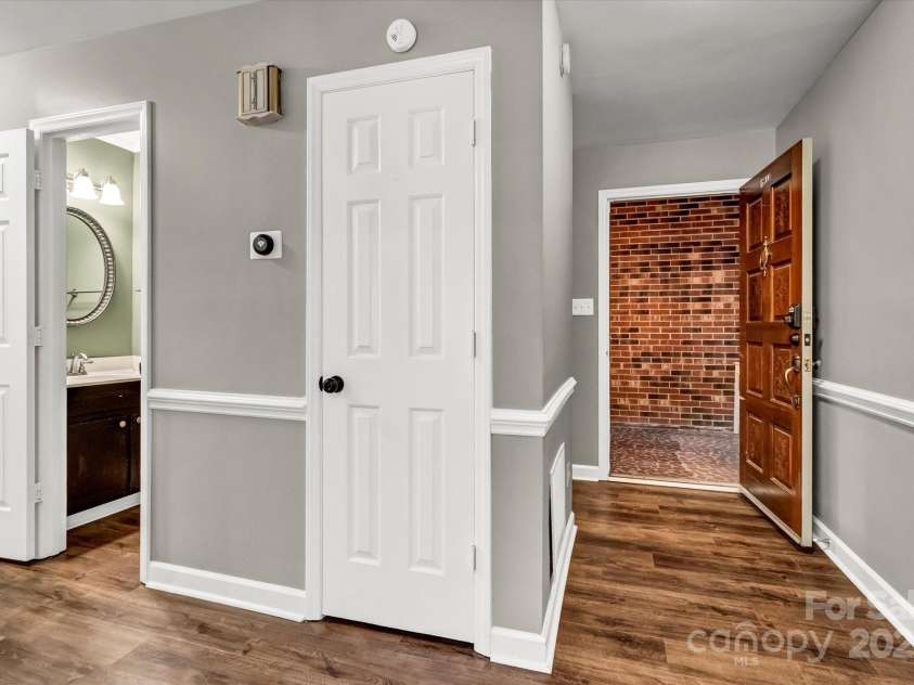7214 Quail Meadow Lane, Charlotte, NC 28210.  MLS# CAR4227594, YatesRealty ID 14751. 