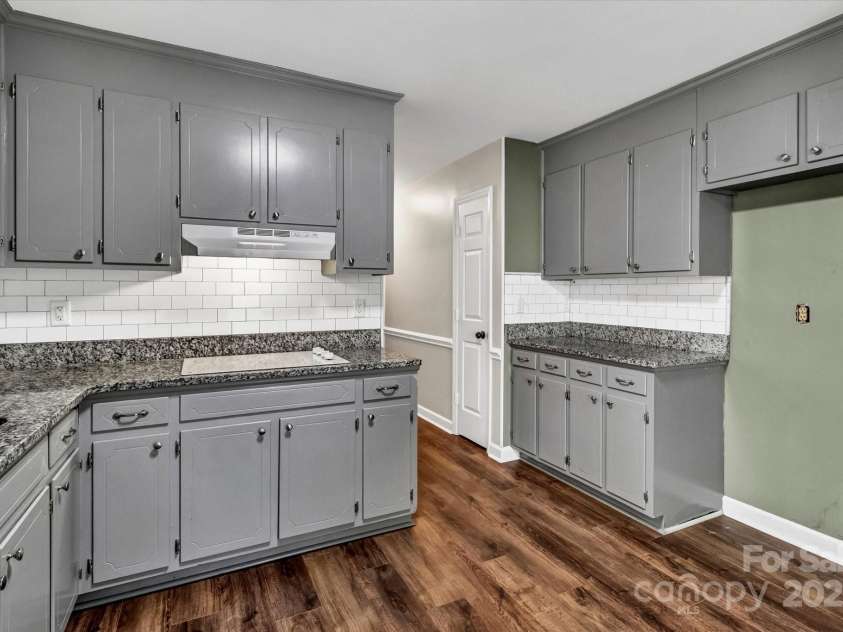 7214 Quail Meadow Lane, Charlotte, NC 28210.  MLS# CAR4227594, YatesRealty ID 14751. 